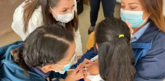 La alarma sanitaria se encendió en Chimborazo tras la confirmación de dos casos de tosferina en menores de edad y 166 casos sospechosos en Riobamba, situación que llevó al Ministerio de Educación a tomar una medida drástica: suspender las clases presenciales en los cantones de Riobamba, Guamote, Colta y Penipe hasta el próximo jueves 22 de mayo.