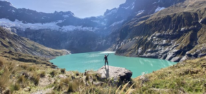 Debido a las condiciones climáticas adversas que afectan al volcán El Altar, el Ministerio del Ambiente, Agua y Transición Ecológica (MAATE) dispuso el cierre temporal de las rutas hacia la Laguna Amarilla y la Laguna Azul. Esta medida regirá hasta el 31 de mayo de 2025, como medida preventiva para garantizar la seguridad de los visitantes.