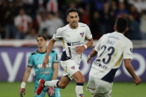 Liga Deportiva Universitaria de Quito volvió a demostrar que su linaje internacional no es casualidad, ni relato. Con autoridad, contundencia y temple, goleó 3-0 a Central Córdoba de Argentina, se sacudió la crisis que la rodeaba, y selló su clasificación a los octavos de final de la Copa Libertadores como primero del grupo C.