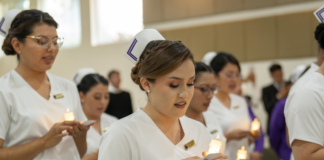 En el marco de la Semana de la Enfermería, la Universidad Indoamérica realizó la emotiva Ceremonia de Imposición de Cofias y Símbolos a 98 estudiantes de quinto, sexto y séptimo semestre de la carrera de Enfermería, en actos simultáneos llevados a cabo en los auditorios de sus sedes en Ambato y Quito.