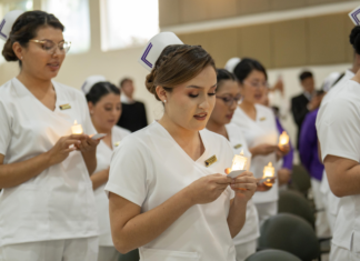 En el marco de la Semana de la Enfermería, la Universidad Indoamérica realizó la emotiva Ceremonia de Imposición de Cofias y Símbolos a 98 estudiantes de quinto, sexto y séptimo semestre de la carrera de Enfermería, en actos simultáneos llevados a cabo en los auditorios de sus sedes en Ambato y Quito.