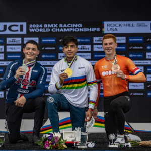 Pedro Benalcázar, un joven cuencano de 21 años, firmó una de las gestas más emocionantes del deporte ecuatoriano. Se consagró como campeón mundial BMX, Sub 23 en Rock Hill, Estados Unidos, una proeza que es resultado de años de disciplina, sacrificios silenciosos y sueños empujados cuesta arriba.