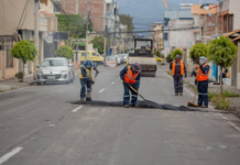 Las labores de mantenimiento vial programadas en Riobamba presentan demoras debido a la actual escasez de asfalto a nivel nacional. Así lo informó el Municipio de Riobamba, tras confirmar que la falta de suministro ha afectado el cronograma de obras de bacheo previstas en distintos sectores de la ciudad.