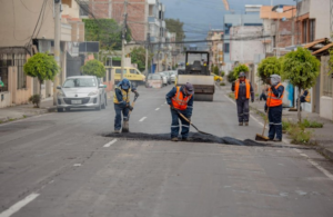 Las labores de mantenimiento vial programadas en Riobamba presentan demoras debido a la actual escasez de asfalto a nivel nacional. Así lo informó el Municipio de Riobamba, tras confirmar que la falta de suministro ha afectado el cronograma de obras de bacheo previstas en distintos sectores de la ciudad.
