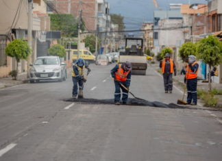 Las labores de mantenimiento vial programadas en Riobamba presentan demoras debido a la actual escasez de asfalto a nivel nacional. Así lo informó el Municipio de Riobamba, tras confirmar que la falta de suministro ha afectado el cronograma de obras de bacheo previstas en distintos sectores de la ciudad.