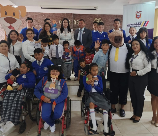 El pasado lunes 5 de mayo de 2025 se dio inicio al año lectivo 2025-2026 en el régimen Costa-Galápagos, marcando el regreso a las aulas de más de 28.700 estudiantes. Las actividades de inauguración continuarán hasta este 7 de mayo e incluirán a todos los niveles y subniveles del sistema educativo.