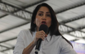 Tras la ceremonia de posesión presidencial de Daniel Noboa para el período 2025-2029, la excandidata presidencial Luisa González, del movimiento Revolución Ciudadana, anunció públicamente que no reconocerá la legitimidad del nuevo mandatario, al reiterar sus denuncias de supuesto fraude electoral, sin presentar hasta el momento evidencias contundentes que respalden su acusación.