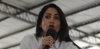 Tras la ceremonia de posesión presidencial de Daniel Noboa para el período 2025-2029, la excandidata presidencial Luisa González, del movimiento Revolución Ciudadana, anunció públicamente que no reconocerá la legitimidad del nuevo mandatario, al reiterar sus denuncias de supuesto fraude electoral, sin presentar hasta el momento evidencias contundentes que respalden su acusación.