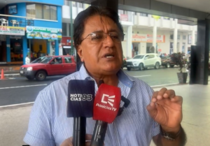 El alcalde del cantón Pastaza, Germán Flores Meza, aclaró que la estatua que será colocada en la nueva pista de hockey y patinaje, no representa su imagen, sino la de un deportista vinculado a estas disciplinas.