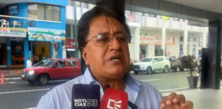 El alcalde del cantón Pastaza, Germán Flores Meza, aclaró que la estatua que será colocada en la nueva pista de hockey y patinaje, no representa su imagen, sino la de un deportista vinculado a estas disciplinas.