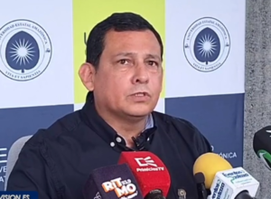 En una rueda de prensa ofrecida este martes, el rector de la Universidad Estatal Amazónica (UEA), David Sancho, desmintió las denuncias realizadas por estudiantes a través de medios de comunicación y redes sociales, en las que afirmaban que se les estaría cobrando valores excesivos sin justificación, como si se tratara de una universidad privada.