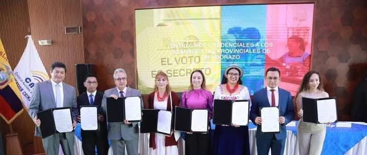 En una ceremonia realizada el 8 de mayo en el “SKY Auditorium” de la Facultad de Ciencias Políticas y Administrativas de la Universidad Nacional de Chimborazo (UNACH), se realizó la entrega oficial de credenciales a los nuevos asambleístas electos de la provincia de Chimborazo, quienes asumieron su responsabilidad tras los comicios.