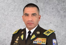 Daniel Noboa Azín, presidente de Ecuador  firmó este 2 de mayo dos decretos ejecutivos que reorganizan profundamente la cúpula de la Policía Nacional. Con las firmas de los Decretos 618 y 619, el mandatario anunció el cese de tres generales de distrito y designó al General Pablo Vinicio Dávila Maldonado como nuevo comandante general de la institución policial.