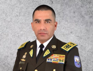 Daniel Noboa Azín, presidente de Ecuador  firmó este 2 de mayo dos decretos ejecutivos que reorganizan profundamente la cúpula de la Policía Nacional. Con las firmas de los Decretos 618 y 619, el mandatario anunció el cese de tres generales de distrito y designó al General Pablo Vinicio Dávila Maldonado como nuevo comandante general de la institución policial.