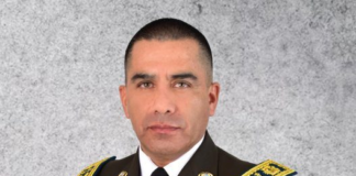 Daniel Noboa Azín, presidente de Ecuador  firmó este 2 de mayo dos decretos ejecutivos que reorganizan profundamente la cúpula de la Policía Nacional. Con las firmas de los Decretos 618 y 619, el mandatario anunció el cese de tres generales de distrito y designó al General Pablo Vinicio Dávila Maldonado como nuevo comandante general de la institución policial.