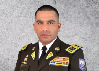 Daniel Noboa Azín, presidente de Ecuador  firmó este 2 de mayo dos decretos ejecutivos que reorganizan profundamente la cúpula de la Policía Nacional. Con las firmas de los Decretos 618 y 619, el mandatario anunció el cese de tres generales de distrito y designó al General Pablo Vinicio Dávila Maldonado como nuevo comandante general de la institución policial.