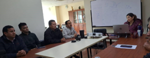 El alcalde de San Miguel de Bolívar, Vinicio Coloma Romero, realizó una visita de trabajo a las oficinas de CNEL Bolívar, donde fue recibido por Gabriela Salas, administradora de la entidad, y su equipo técnico.