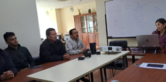 El alcalde de San Miguel de Bolívar, Vinicio Coloma Romero, realizó una visita de trabajo a las oficinas de CNEL Bolívar, donde fue recibido por Gabriela Salas, administradora de la entidad, y su equipo técnico.
