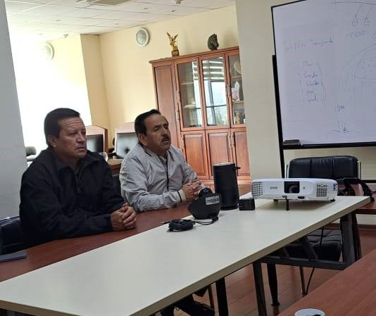 El alcalde de San Miguel de Bolívar, Vinicio Coloma Romero, realizó una visita de trabajo a las oficinas de CNEL Bolívar, donde fue recibido por Gabriela Salas, administradora de la entidad, y su equipo técnico.