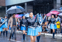 Ni la intensa lluvia logró apagar el entusiasmo con el que la ciudad de Puyo celebró sus 126 años de fundación. En una jornada marcada por el espíritu cívico y el amor por la tierra, autoridades, instituciones educativas, organizaciones públicas y privadas, así como cientos de ciudadanos, participaron con orgullo en el tradicional desfile conmemorativo.