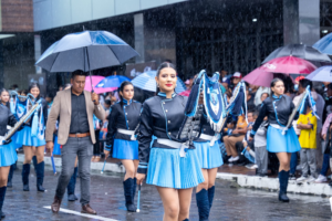 Ni la intensa lluvia logró apagar el entusiasmo con el que la ciudad de Puyo celebró sus 126 años de fundación. En una jornada marcada por el espíritu cívico y el amor por la tierra, autoridades, instituciones educativas, organizaciones públicas y privadas, así como cientos de ciudadanos, participaron con orgullo en el tradicional desfile conmemorativo.