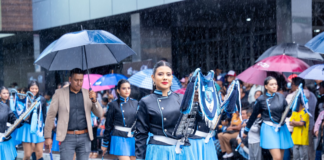Ni la intensa lluvia logró apagar el entusiasmo con el que la ciudad de Puyo celebró sus 126 años de fundación. En una jornada marcada por el espíritu cívico y el amor por la tierra, autoridades, instituciones educativas, organizaciones públicas y privadas, así como cientos de ciudadanos, participaron con orgullo en el tradicional desfile conmemorativo.