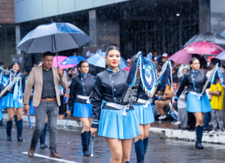 Ni la intensa lluvia logró apagar el entusiasmo con el que la ciudad de Puyo celebró sus 126 años de fundación. En una jornada marcada por el espíritu cívico y el amor por la tierra, autoridades, instituciones educativas, organizaciones públicas y privadas, así como cientos de ciudadanos, participaron con orgullo en el tradicional desfile conmemorativo.