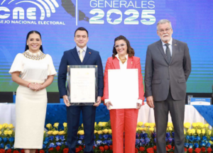 El Consejo Nacional Electoral (CNE) entregó oficialmente este jueves 15 de mayo de 2025, las credenciales al Presidente electo del Ecuador, Daniel Noboa Azin, y a la Vicepresidenta María José Pinto, marcando así la culminación formal del proceso electoral correspondiente a las Elecciones Generales 2025.