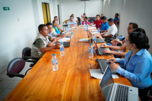 Con el objetivo de fortalecer la cooperación entre provincias frente a amenazas naturales, este miércoles se llevó a cabo en el cantón Cumandá una mesa técnica interprovincial que reunió a las prefecturas de Chimborazo, Bolívar y Guayas, con un enfoque específico en la prevención de riesgos asociados a las crecidas de los ríos Chimbo y Chanchán, cuerpos de agua que han generado afectaciones directas en estas jurisdicciones.