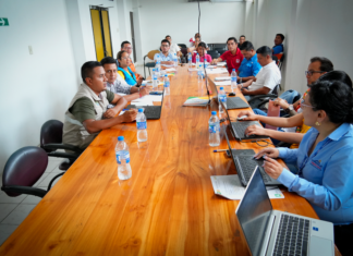 Con el objetivo de fortalecer la cooperación entre provincias frente a amenazas naturales, este miércoles se llevó a cabo en el cantón Cumandá una mesa técnica interprovincial que reunió a las prefecturas de Chimborazo, Bolívar y Guayas, con un enfoque específico en la prevención de riesgos asociados a las crecidas de los ríos Chimbo y Chanchán, cuerpos de agua que han generado afectaciones directas en estas jurisdicciones.