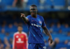El Chelsea se impuso 1-0 al Manchester United en un duelo que dejó más preguntas que respuestas en cuanto al nivel futbolístico de dos históricos del fútbol inglés. La victoria, sin embargo, tuvo un alto valor para los locales: los mantiene en el cuarto lugar de la Premier League y con ello, cerca de un boleto directo a la próxima Champions League.