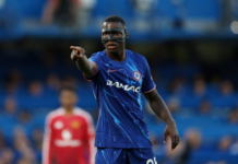 El Chelsea se impuso 1-0 al Manchester United en un duelo que dejó más preguntas que respuestas en cuanto al nivel futbolístico de dos históricos del fútbol inglés. La victoria, sin embargo, tuvo un alto valor para los locales: los mantiene en el cuarto lugar de la Premier League y con ello, cerca de un boleto directo a la próxima Champions League.