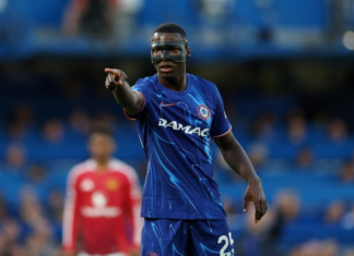 El Chelsea se impuso 1-0 al Manchester United en un duelo que dejó más preguntas que respuestas en cuanto al nivel futbolístico de dos históricos del fútbol inglés. La victoria, sin embargo, tuvo un alto valor para los locales: los mantiene en el cuarto lugar de la Premier League y con ello, cerca de un boleto directo a la próxima Champions League.