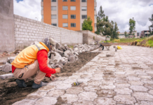 El Municipio de Riobamba, en un firme compromiso con el desarrollo urbano y el bienestar ciudadano, realizó la entrega de 180 mil adoquines en el barrio San Miguel de Tapi, dando inicio a una importante obra de infraestructura vial que beneficiará directamente a 4.000 habitantes de la zona.