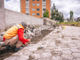 El Municipio de Riobamba, en un firme compromiso con el desarrollo urbano y el bienestar ciudadano, realizó la entrega de 180 mil adoquines en el barrio San Miguel de Tapi, dando inicio a una importante obra de infraestructura vial que beneficiará directamente a 4.000 habitantes de la zona.