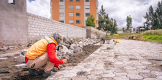 El Municipio de Riobamba, en un firme compromiso con el desarrollo urbano y el bienestar ciudadano, realizó la entrega de 180 mil adoquines en el barrio San Miguel de Tapi, dando inicio a una importante obra de infraestructura vial que beneficiará directamente a 4.000 habitantes de la zona.