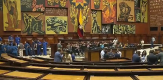En la Asamblea Nacional, la sesión solemne iniciará a las 11h00 y tendrá doce puntos, entre ellos, la intervención del presidente del Legislativo, Niels Olsen, la toma de juramento a Noboa y Pinto, la imposición de la banda presidencial, la imposición de la Condecoración Nacional de la Orden de «San Lorenzo» en el grado de Gran Collar al presidente Noboa.