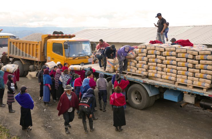 En un importante paso hacia el fortalecimiento de la infraestructura hídrica rural, la Prefectura de Chimborazo, a través de la Dirección de Recursos Hídricos y Riego, realizó la entrega oficial de materiales para la ejecución de una nueva obra de riego en las comunidades de los Páramos Salerón, Quinaguzo, Shungopaguay, Sanjaloma y sus vertientes.