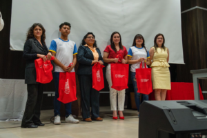 En Riobamba, 70 adolescentes fueron beneficiados con becas de formación académica en tres áreas para el desarrollo actual: inglés, robótica y electricidad, el 22 de mayo. La iniciativa, que forma parte de “La Ruta de Aprendizaje”, es un esfuerzo articulado entre la Escuela Superior Politécnica de Chimborazo (ESPOCH), LAB XXI y el Gobierno Autónomo Descentralizado Municipal de Riobamba.