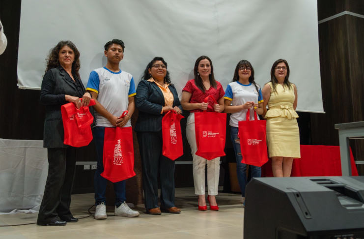 En Riobamba, 70 adolescentes fueron beneficiados con becas de formación académica en tres áreas para el desarrollo actual: inglés, robótica y electricidad, el 22 de mayo. La iniciativa, que forma parte de “La Ruta de Aprendizaje”, es un esfuerzo articulado entre la Escuela Superior Politécnica de Chimborazo (ESPOCH), LAB XXI y el Gobierno Autónomo Descentralizado Municipal de Riobamba.