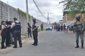 Un nuevo sistema ilegal de videovigilancia fue desmantelado por la Policía Nacional en la casa de Adolfo Macías, alias “Fito”, en Manta. No es la primera vez que se detecta este tipo de tecnología en ese inmueble: en julio de 2024, ya se había intervenido una red similar en el mismo lugar.