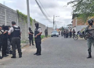 Un nuevo sistema ilegal de videovigilancia fue desmantelado por la Policía Nacional en la casa de Adolfo Macías, alias “Fito”, en Manta. No es la primera vez que se detecta este tipo de tecnología en ese inmueble: en julio de 2024, ya se había intervenido una red similar en el mismo lugar.