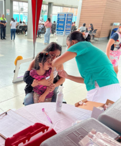Con motivo del Día del Niño, el Ministerio de Salud Pública (MSP) de Ecuador llevará a cabo este domingo 1 de junio, una jornada nacional de vacunación dirigida a bebés, niños y adolescentes en todo el país. La iniciativa busca ampliar la cobertura del esquema regular de inmunización y reforzar la protección de la población infantil frente a enfermedades transmisibles.