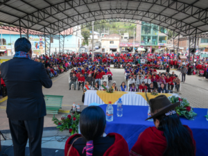 CHIMBORAZO. Con un emotivo evento desarrollado la tarde del viernes 30 de mayo, el prefecto de la provincia de Chimborazo, Hermel Tayupanda, oficializó la entrega de la nueva cubierta de la cancha acústica en la parroquia Cebadas, perteneciente al cantón Guamote.