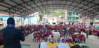 CHIMBORAZO. Con un emotivo evento desarrollado la tarde del viernes 30 de mayo, el prefecto de la provincia de Chimborazo, Hermel Tayupanda, oficializó la entrega de la nueva cubierta de la cancha acústica en la parroquia Cebadas, perteneciente al cantón Guamote.