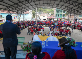 CHIMBORAZO. Con un emotivo evento desarrollado la tarde del viernes 30 de mayo, el prefecto de la provincia de Chimborazo, Hermel Tayupanda, oficializó la entrega de la nueva cubierta de la cancha acústica en la parroquia Cebadas, perteneciente al cantón Guamote.
