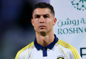 El futbolista portugués Cristiano Ronaldo anunció su partida del Al Nassr este lunes, tras la derrota 3-2 de su equipo frente al Al Fateh en la última fecha de la Liga Profesional Saudí, lo que impidió su clasificación a la Liga de Campeones de Asia; la decisión, comunicada a través de sus redes sociales, aviva las especulaciones sobre su próximo club, especialmente con el inminente inicio del Mundial de Clubes de la FIFA.