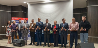 En un contexto donde la tecnología aérea avanza a gran velocidad y redefine las reglas del juego, la Escuela Superior Politécnica de Chimborazo (ESPOCH), a través de la Carrera de Gestión del Transporte, organizó el foro académico “Transporte Aéreo: entre aeropuertos, normas y drones”, un espacio de diálogo interdisciplinario que reunió a expertos del ámbito civil, militar y privado. El evento se desarrolló el 22 de mayo de 2025.