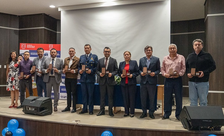 En un contexto donde la tecnología aérea avanza a gran velocidad y redefine las reglas del juego, la Escuela Superior Politécnica de Chimborazo (ESPOCH), a través de la Carrera de Gestión del Transporte, organizó el foro académico “Transporte Aéreo: entre aeropuertos, normas y drones”, un espacio de diálogo interdisciplinario que reunió a expertos del ámbito civil, militar y privado. El evento se desarrolló el 22 de mayo de 2025.
