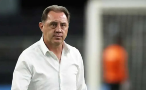 Habla Alex Aguinaga y en Ecuador se escucha con atención. No es para menos. Referente indiscutido, cerebro de la primera gran generación de La Tri y símbolo de una época que sentó las bases del fútbol ecuatoriano moderno.